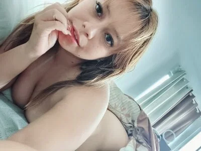 MerlyG Stripchat Model